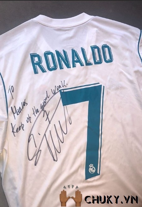 Áo có chữ ký của Ronaldo