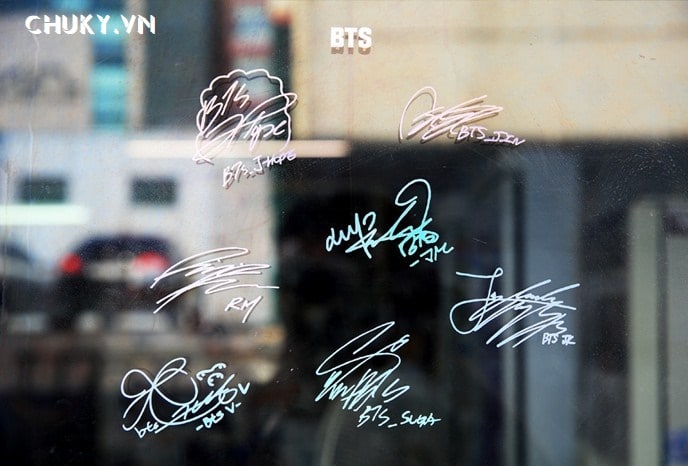 BTS tặng chữ kí trên tấm kính của một nhà hàng yêu thích