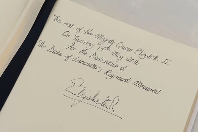 Chữ ký của Nữ hoàng Anh Elizabeth II