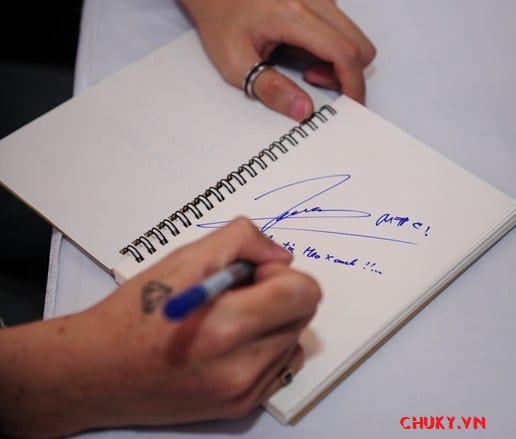 Sơn Tùng tặng chữ ký cho fan