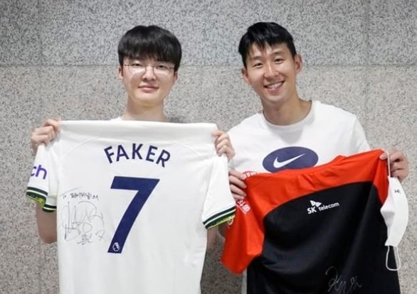 Cầu thủ Son Heung Min ký tặng fan