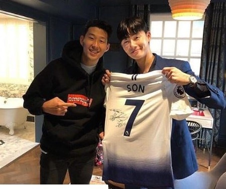 Cầu thủ Son Heung Min ký trên áo tặng fan