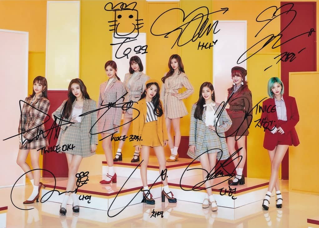 Chữ ký các thành viên của Twice