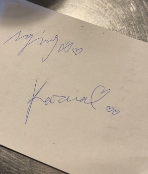Karina ký tặng fan
