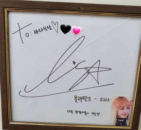 Lisa tặng chữ ký cho fan