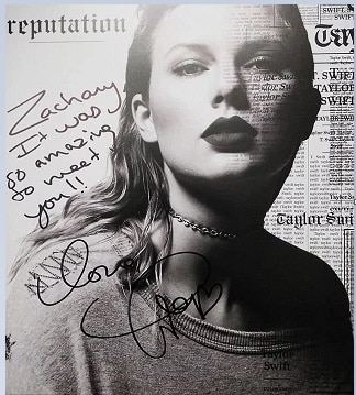 Taylor Swift ký ở mẫu tạp chí