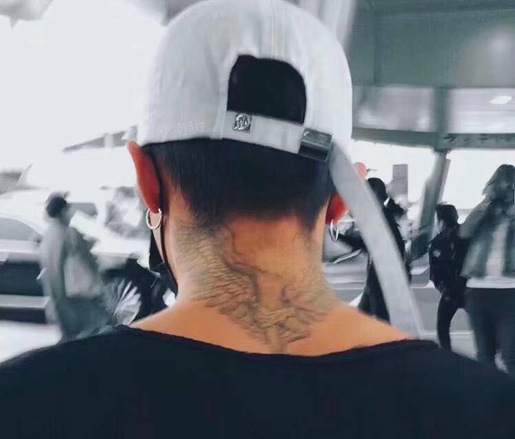 Hình xăm G-Dragon ở cổ